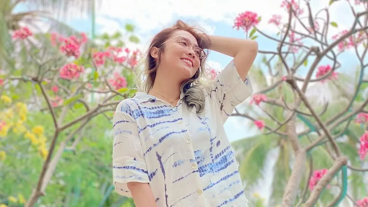 Potret Gaya Oza Kioza Pakai Baju Tie Dye, Stylish Banget