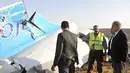 Perdana Menteri Mesir Sherif Ismail (kanan) melihat kondisi pesawat yang sudah hancur akibat terjatuh di Mesir utara, Sabtu (31/10/2015). Pesawat  membawa 224 penumpang jatuh ke daerah pegunungan Sinai setelah kehilangan kontak radar. (REUTERS/Stringer)