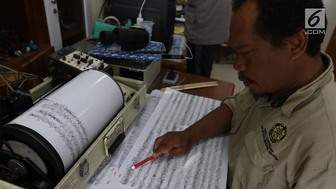 Petugas pusat vulkanologi dan mitigasi bencana geologi memantau aktivitas Gunung Anak Krakatau melalui alat seismograf di Pos Pengamatan di Cinangka, Banten (25/12). Petugas menghimbau masyarakat untuk tetap berhati-hati. (Liputan6.com/Angga Yuniar)