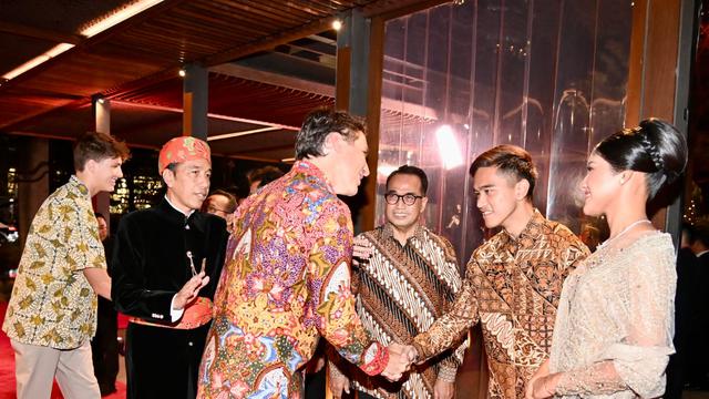 Potret Pangeran Mateen yang Tampil Keren dalam Balutan Batik Warna Biru dan Xavier Trudeau yang Tak Kalah Kece Saat Mendampingi Ayah Mereka di Gala Dinner KTT ASEAN 2023 (Foto: Laily Rachev - Biro Pers Sekretariat Presiden)