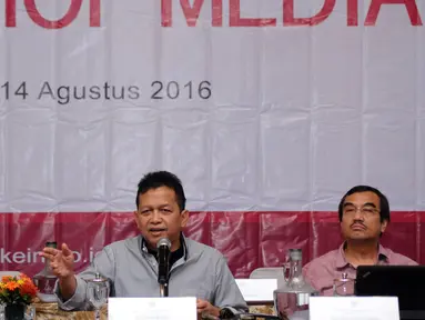 Ketua Komite Ekonomi dan Industri Nasional (KEIN), Soetrisno Bachir (tengah) memberi pandangan saat menjadi pembicara kunci pada Workshop Media di Bogor, Sabtu (13/8/2016). Workshop mensosialisasikan program kerja KEIN. (Liputan6.com/Helmi Fithriansyah)