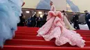 Aktris blasteran Inggris-Thailand, Araya Hargate berpose sambil menaiki tangga saat tiba dalam pembukaan dan screening film "Cafe Society" pada kompetisi Film Cannes ke-69 dalam Festival Film Cannes di Prancis, Rabu (11/5/2016). (REUTERS/Regis Duvignau)