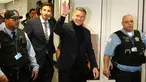 Mantan gelandang Manchester United, Bastian Schweinsteiger melambaikan tangan setibanya di Bandara Internasional O'Hare, Chicago, Selasa (28/3). Kedatangan Schweinsteiger untuk bergabung dengan klub MLS, Chicago Fire. (AP Photo/Charles Rex Arbogast)
