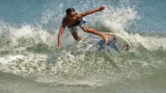 Natan Bontje selama latihan di pantai Kuta dekat Denpasar di pulau resor Indonesia Bali (6/5). Natan berusia sembilan tahun merupakan peserta termuda yang mengikuti kompetisi Asian Surfing Tour 2018 yang telah berakhir. (AFP Photo/Sonny Tumbelaka)