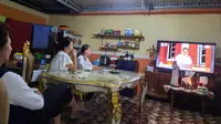 Umat Katolik mengikuti Misa Kamis Putih yang dipimpin oleh Uskup Manado Mgr Benediktus Untu MSC melalui fasilitas live streaming.