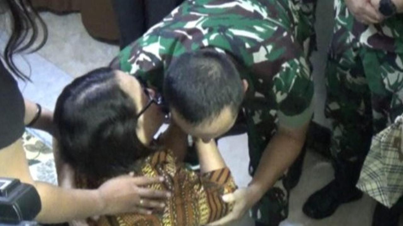 Sambil Menahan Tangis Ibunda Prada Lucky Sujud di Hadapan Pangdam: Tolong Bapak Saya Untuk Keadilan