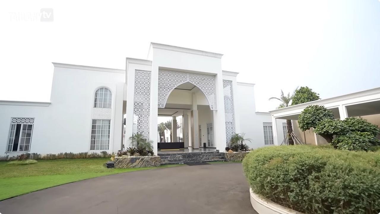 10 Potret Rumah Ustaz Solmed yang Luas Banget, Manjakan Tamu dengan Beragam Fasilitas Mewah - Buat Hunian Terpisah untuk ART