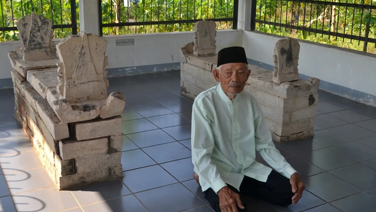 Juru kunci Kompleks Makam Tumenggung Yudhanegara II. (Foto: Liputan6.com/Muhamad Ridlo)