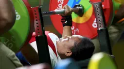 Atlet angkat berat, Ni Nengah Widiasih, saat beraksi di kelas -42 kg putri pada ajang Paralimpiade Rio 2016 di Pavilion 2 Rio Centro, Brasil, Jumat (9/9/2016) dini hari WIB. (Reuters/Ueslei Marcelino)