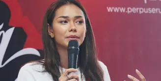 Tak hanya cantik dan jago akting, Adinia Wirasti ternyata memiliki tingkat kepedulian yang tinggi terhadap lingkungan di sekitar. Terlebih soal keadaan anak-anak muda masa kini yang kurang minat terhadap dunia baca. (Nurwahyunan/Bintang.com)