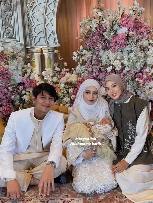 Sementara itu, Dara Arafah memilih tampilan layering yang manis dengan kombinasi kemeja putih panjang dan vest abu-abu berhias bordiran bunga putih. Ia melengkapi penampilannya dengan hijab ash grey serta maxi skirt putih yang memberikan sentuhan feminin. [@daraarafah].