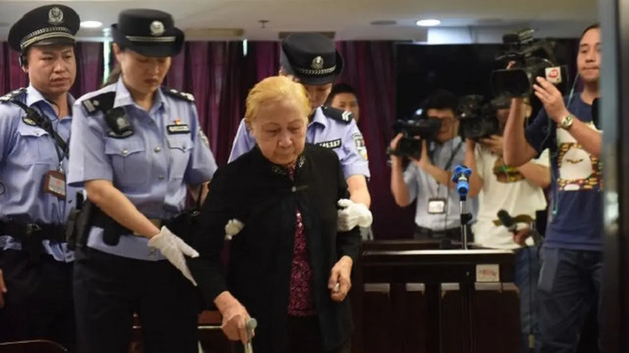Huang dalam pengadilan.