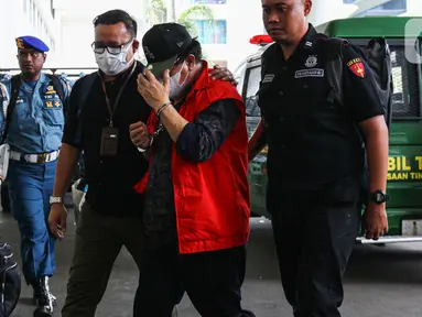 Tersangka suap, Erintuah Damanik—Ketua Majelis Hakim pada Pengadilan Negeri Surabaya yang menyidangkan kasus penganiayaan yang menewaskan Dini Sera Afrianti dengan terdakwa Gregorius Ronald Tannur—saat tiba di gedung Kejaksaan Agung (Kejagung) RI, Jakarta, Selasa (5/11/2024). (Liputan6.com/Angga Yuniar)