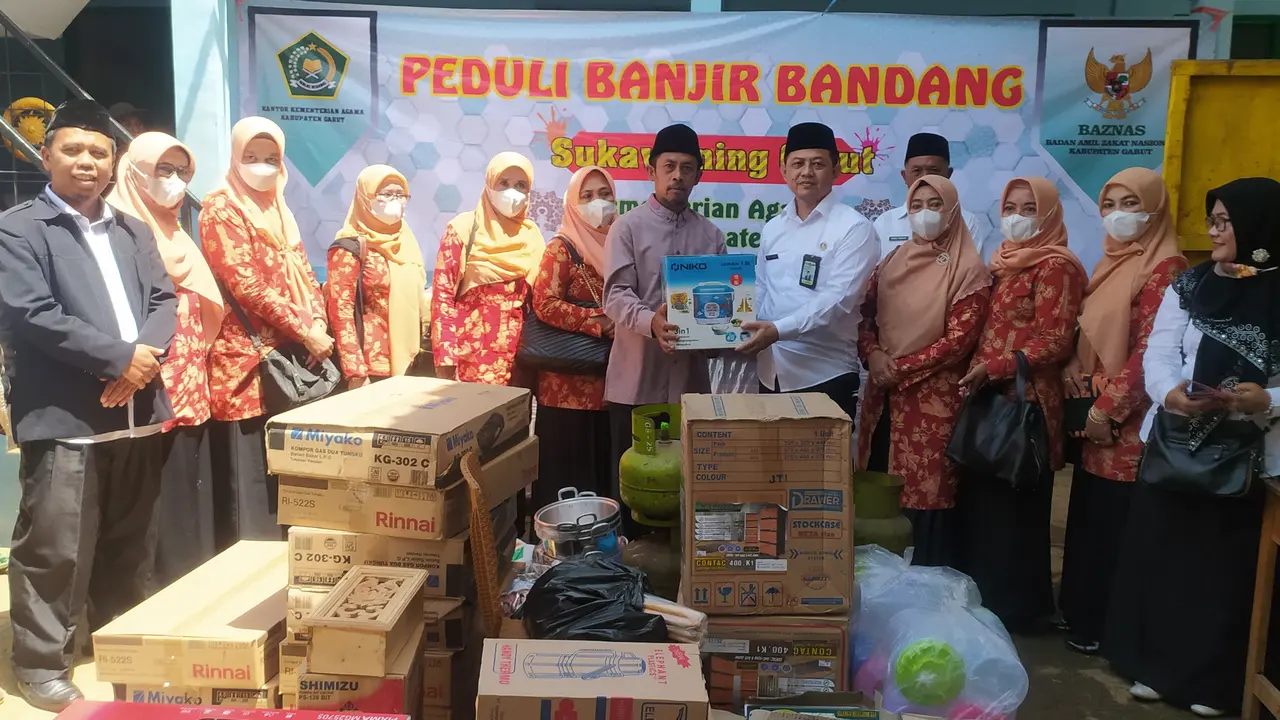 Untuk meringankan beban warga, Kemenag Garut menyerahkan puluhan item bahan material bangunan bagi lembaga dan warga terdampak banjir bandang Garut, Jawa Barat.