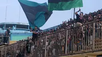 Kelompok suporter ultras PSS, Brigata Curva Sud (BCS), kembali hadir di Stadion Maguwoharjo, Sleman, dalam laga melawan Badak Lampung FC, Selasa (3/12/2019). (Bola.com/Vincentius Atmaja)