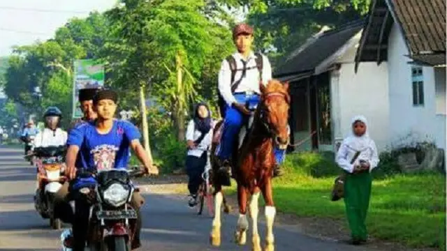 6 Potret Orang Naik Kuda Ini Anti-mainstream Banget, Curi Perhatian