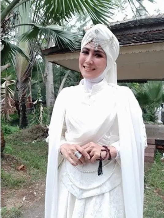 Wanita 47 tahun ini bahkan makin aktif kumpul bareng geng sosialita. Tak heran jika salah satu motto hidupnya ialah “Semakin Tua Semakin Muda Semakin Bahagia Semakin Berkah Semakin Sehat Semakin Panjang Umur”.(Liputan6.com/IG/@yuni_sulistiowati)