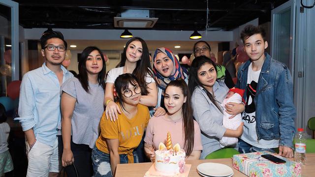 6 Pesona Jennifer Avery, Adik Stefan William yang Jarang Terekspos