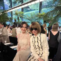 Shandy Aulia hadir di Dior Haute Couture Autumn/Winter 2026/2027 di Paris. Ia tampil bergaya vintage dengan Dior Babe Bag dan sandal bow baby pink. (@shandyaulia)