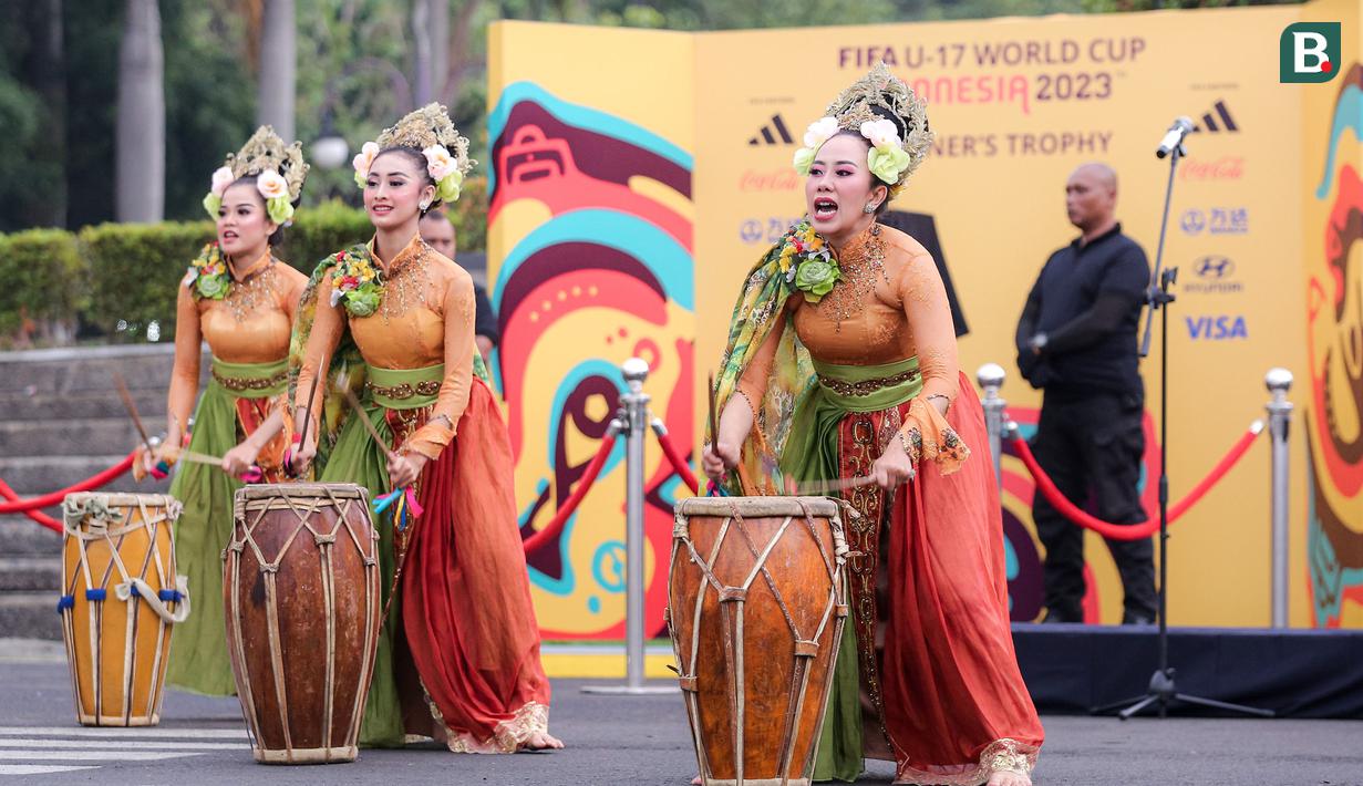 Penampilan kesenian tradisional Jawa Barat ikut memeriahkan kegiatan menggiring bola raksasa dalam rangkaian acara Trophy Experience menyambut Piala Dunia U-17 2023 di Plaza Upakarti, Soreang, Kabupaten Bandung, Minggu (22/10/2023) sore WIB. (Bola.com/Bagaskara Lazuardi)