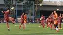 Pemain Persija, Rezaldi Hehanusa (kiri) berlatih umpan bola atas saat latihan perdana musim 2019 di Lapangan Wisma Aldiron, Jakarta, Senin (7/1). 30 pemain ikut dalam latihan perdana yang digelar terbuka. (Liputan6.com/Helmi Fithriansyah)