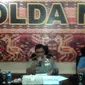 Kapolda NTT Brigjen Pol E Widyo Sunario menggelar konferensi pers tentang kasus penikaman siswa SDN 1 Seba, Sabu Barat, Kabupaten Sabu Raijua. (Liputan6.com/Ola Keda)