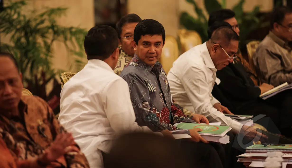 Para Menteri Kabinet Kerja saat menghadiri Sidang Kabinet Paripurna di Istana Negara, Jakarta, Senin (13/4/2015). Agenda tersebut membahas RKP 2016 dan pengarahan kepada menteri kabinet kerja. (Liputan6.com/Faizal Fanani)