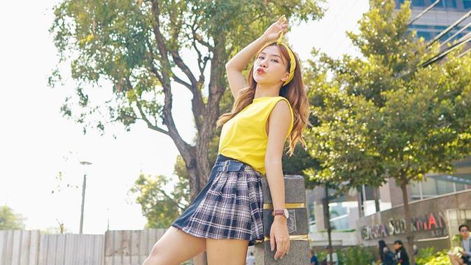 Outfit berwarna cerah seperti atasan kuning dan rok pendek juga menjadi salah satu look andalan Natya. (Liputan6.com/IG/@ natyashina)