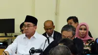 Gubernur Bengkulu non aktif Ridwan Mukti bersama istrinya Lily Martiani Maddari kembali menjalani sidang lanjutan sebagai terdakwa di PN Tipikor Bengkulu (Liputan6.com/Yuliardi Hardjo)