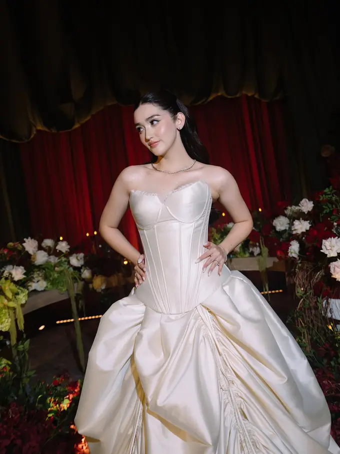 Kontras dengan Pemberkatan, Ranty Maria Tampil Lebih Terbuka Pakai Gaun Tanpa Lengan di Momen Resepsi Pernikahan