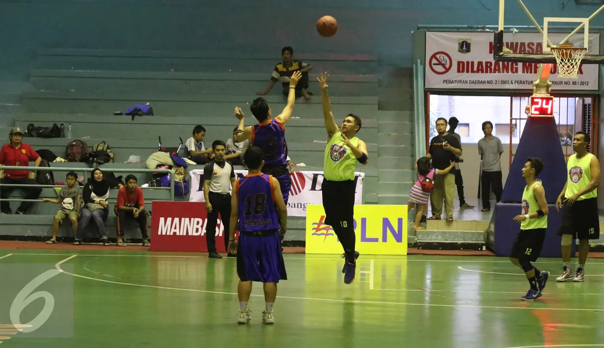 Pemain no 10 dari SCTV Emtek, Purta berebut bola dari pemain kompas tv pada saat  laga final Invitasi Bola Basket Antarmedia Nasional (IBBAMNAS) 2016 di GOR Mahasiswa Sumantri Brodjonegoro, Jakarta, Sabtu (16/4/2016). (Liputan6.com/Herman Zakharia)