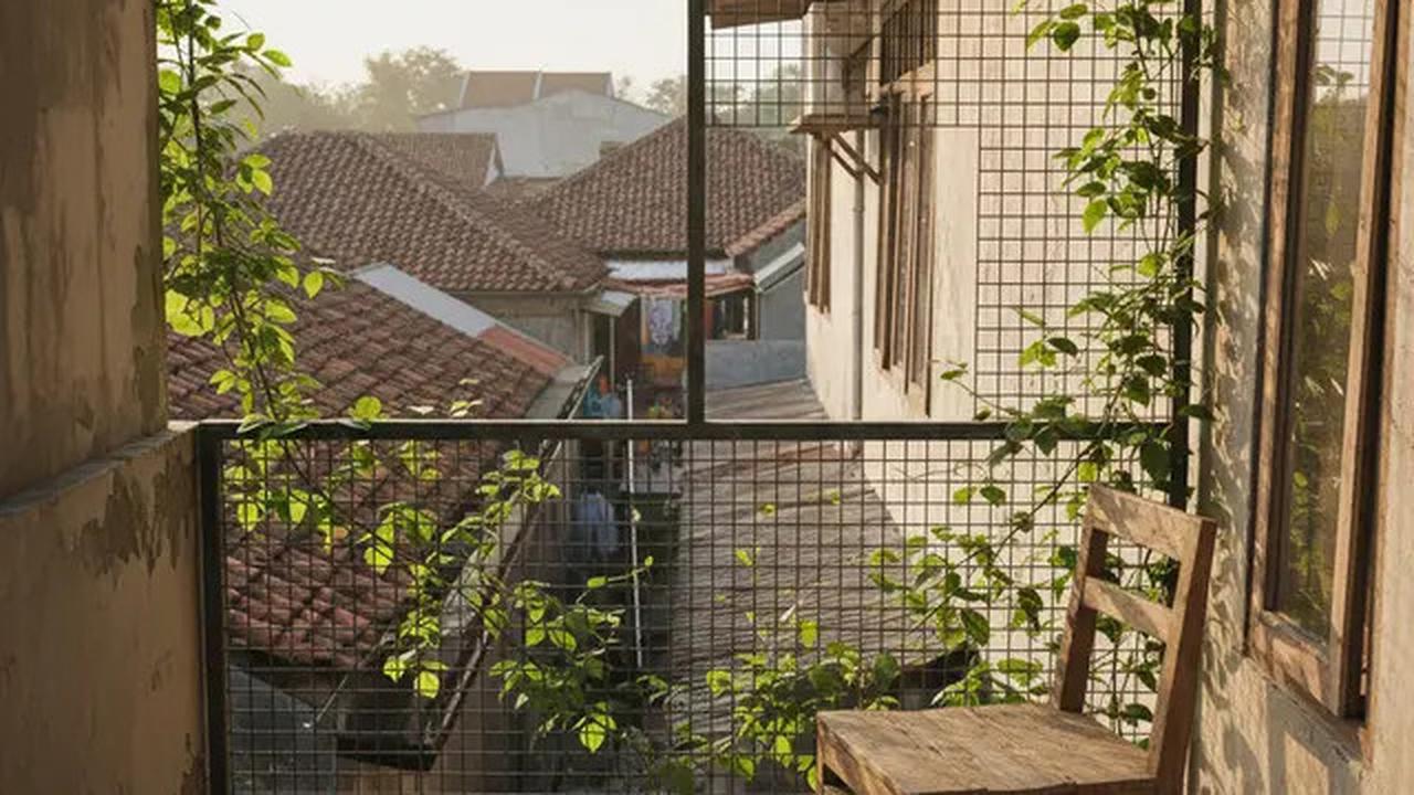 10 Ide Balkon Rumah Mungil di Lahan Terbatas yang Fungsional, Bikin Betah Nongkrong