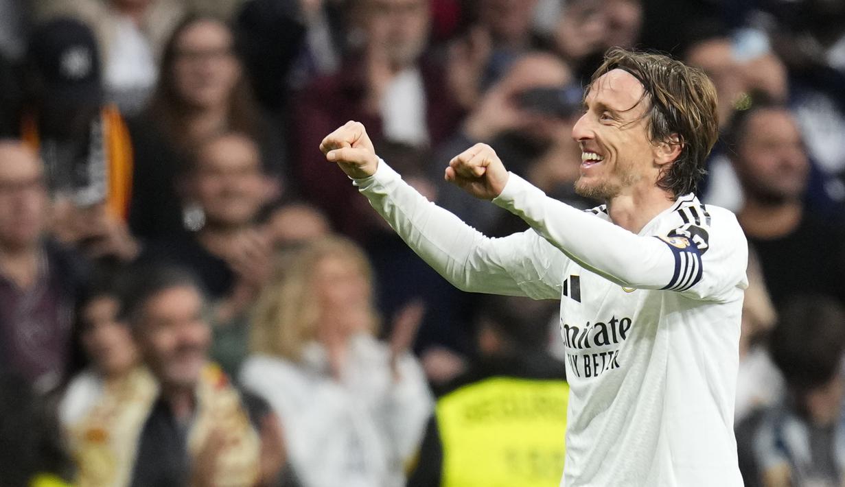 Pemain Real Madrid, Luka Modric melakukan selebrasi setelah mencetak gol ke gawang Girona dalam laga lanjutan Liga Spanyol 2024/2025 di Stadion Santiago Bernabeu, Madrid, Minggu (24/02/2025) waktu setempat. (AP Photo/Manu Fernandez)