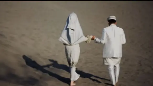 Thariq Halilintar dan Aaliyah Massaid Dibalut Baju Adat Minang Koto Gadang . [@morden.co]