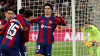 Penyerang Barcelona, Joao Felix (tengah) merayakan gol kedua timnya selama pertandingan sepak bola Liga Spanyol antara melawan Getafe CF di Estadi Olimpic Lluis Companys, pada 24 Februari 2024. (LLUIS GENE/AFP)