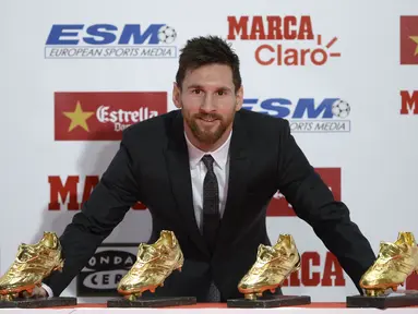 Bintang Barcelona, Lionel Messi melakukan sesi foto dengan Sepatu Emas Eropa pada acara European Golden Shoe awards 2017 di Antigua Fabrica Estrella Damm, Barcelona, (24/11/2017). (AFP/Josep Lago)