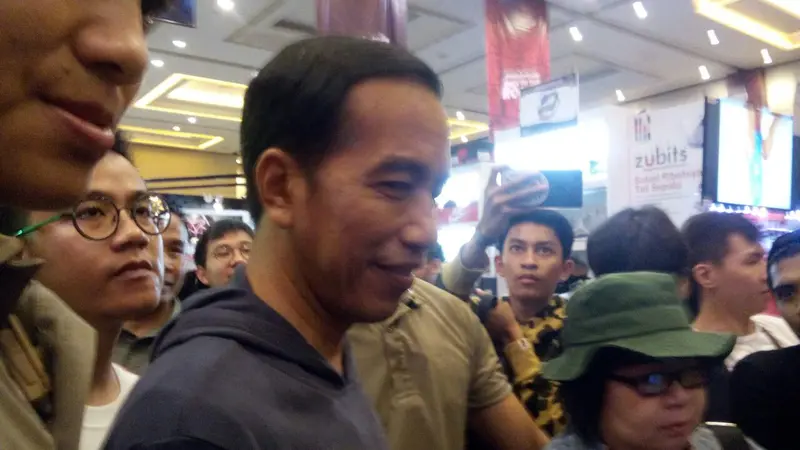 Gaya Jokowi Saat Berburu Sneakers Metallica