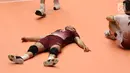 Pemain Timnas voli putra Qatar terkapar saat melawan Indonesia pada Kejuaraan Voli Asia 2017 di GOR Tri Dharma, Gresik, Rabu (26/7). Indonesia unggul 3-2 (24-26, 14-25, 25-20, 25-21, 15-11). (Liputan6.com/Helmi Fithriansyah)