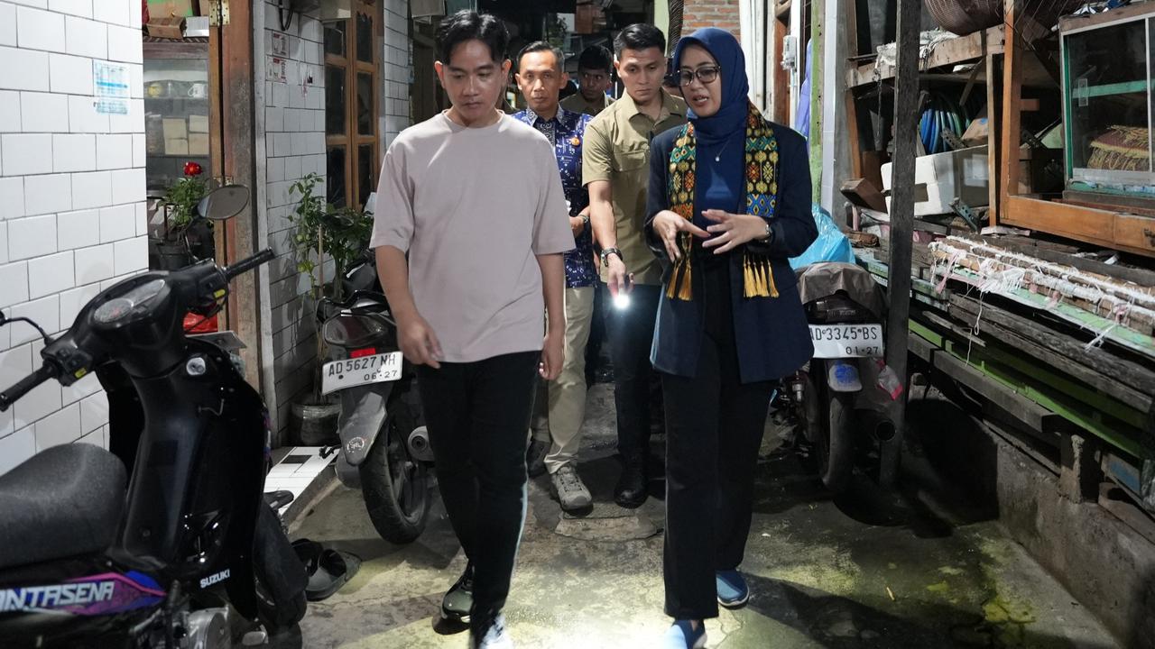 Momen Gibran Berkaos Malam-Malam Blusukan Perkampungan di Surakarta, Dikerubungi Warga saat Susuri Gang Sempit