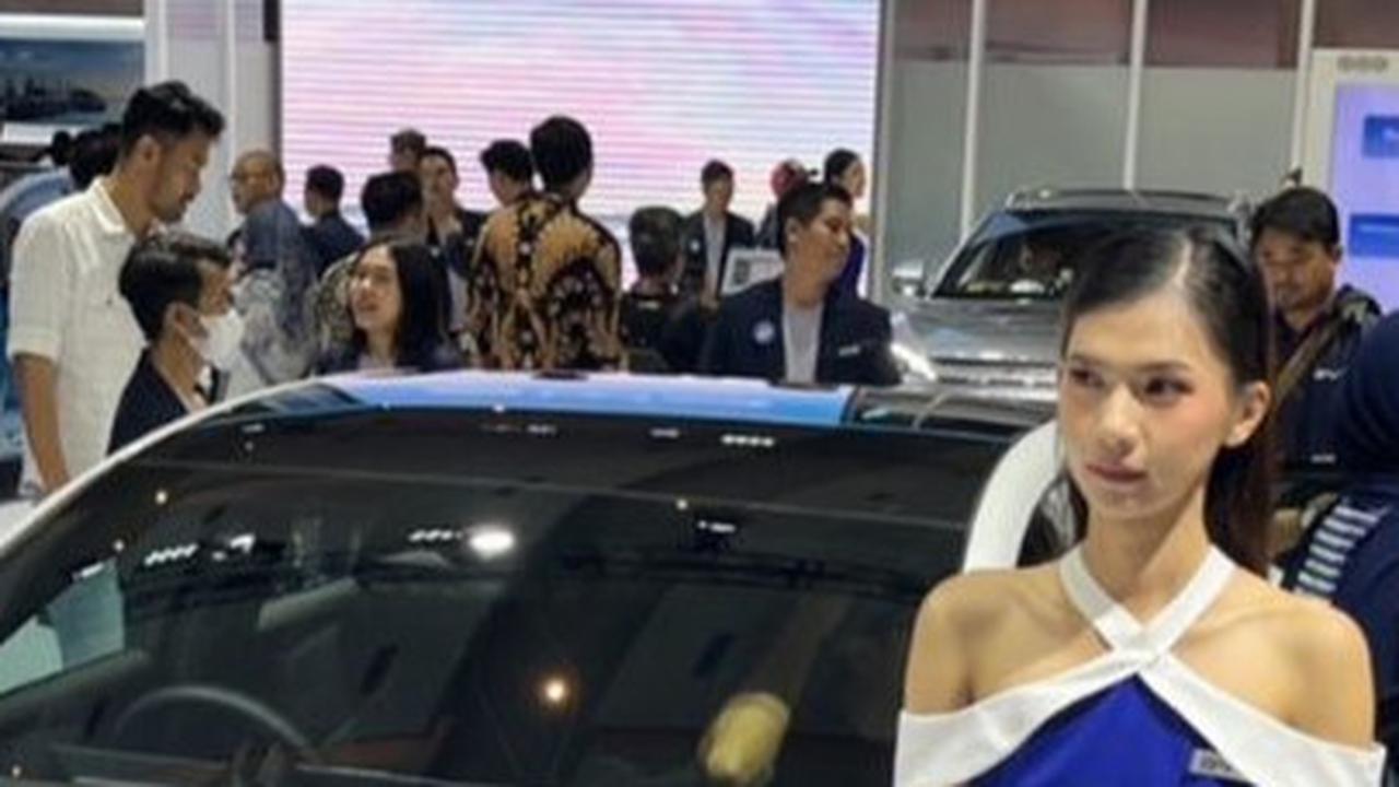 Mencengangkan, Ternyata Segini Bayaran Tukang Lap Mobil Mewah di IIMS 2024