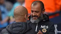 Pelatih Wolverhampton Wanderers, Nuno Espirito Santo bersalaman dengan pelatih Manchester City, Pep Guardiola sebelum pertandingan lanjutan Liga Inggris di Stadion Etihad (6/10/2019). (AFP Photo/Oli Scarff)