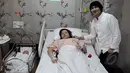 Anji bersama istri dan anak keempatnya saat di Rumah Sakit kawasan Kemang, Jakarta, Sabtu (11/4/2015). Berat anak ke-4 Anji 3,49kg dan panjang 49cm lahir melalui proses sesar (Liputan6.com/Andrian M Tunay) 