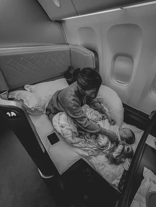 Nikita Willy dan Baby Izz kembali ke Indonesia (Instagram/nikitawillyofficial94)