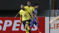 Striker Barito Putera, Beni Oktovianto melakukan selebrasi usai mencetak gol kedua timnya ke gawang Arema FC dalam laga matchday ke-2 Grup A Piala Menpora 2021 di Stadion Manahan, Solo, Kamis (25/3/2021). Barito Putera menang 2-1 atas Arema FC. (Bola.com/Arief Bagus)