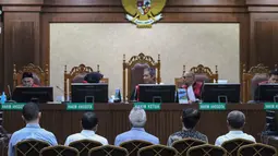 Dalam persidangan, Jaksa Penuntut Umum (JPU) menyatakan Toto Nugroho, Hasto Wibowo, Dwi Sudarsono, Arief Sukmara, dan Indra Putra terbukti secara sah dan meyakinkan melakukan tindak pidana korupsi secara bersama-sama. Tampak dalam foto, lima terdakwa kasus dugaan korupsi tata kelola minyak mentah dan produk kilang pada PT Pertamina Subholding dan Kontraktor Kontrak Kerja Sama (KKKS) tahun 2018-2023 saat menjalani sidang tuntutan di Pengadilan Tindak Pidana Korupsi (Tipikor), Jakarta, Rabu (22/4/2026). (merdeka.com/Arie Basuki)
