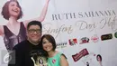 Ruth Sahanaya bersama suami saat peluncuran album terbarunya "Simfoni Dari Hati", Jakarta, Senin (18/4). Album 30 tahun Ruth Sahanaya berkarya tersebut berisi 10 lagu diantaranya Rindu Yang Terakhir dan Simfoni Dari Hati. (Liputan6.com/Herman Zakharia)