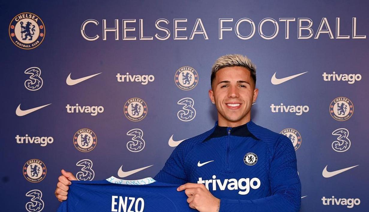 Gelandang Timnas Argentina, Enzo Fernandez tersenyum sambil berpose dengan seragam klub barunya Chelsea. Chelsea akhirnya mendapatkan Enzo Fernandez di Deadline Day bursa transfer musim dingin Januari 2023. Di Chelsea Enzo akan mengenakan nomor punggung lima yang sebelumnya digunakan oleh Jorginho yang direkrut Arsenal. (Instagram/enzojfernandez)