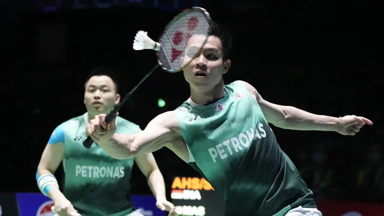 Foto: Tertundanya Gelar Keempat Ahsan / Hendra usai Ditaklukkan Wakil Malaysia di Kejuaraan Dunia Bulu Tangkis BWF 2022