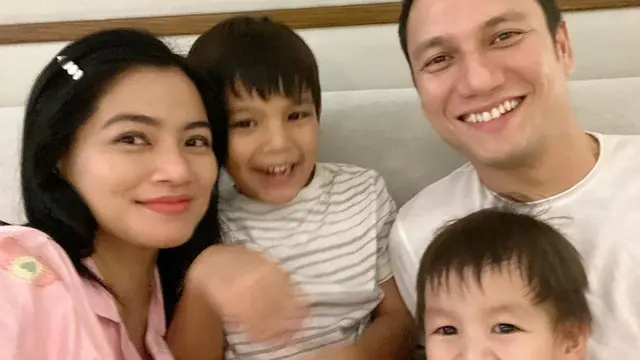 Titi Kamal dan keluarganya. (Foto: Instagram @titi_kamall)