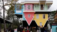 Sebuah rumah unik berbentuk terbalik diserbu oleh pengunjung karena bentuknya